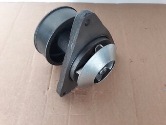 Vodné čerpadlo na Case Magnum - 2