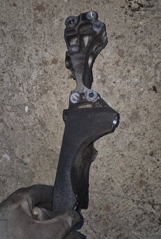 Predám drziak alternatora 038903143AF - 2