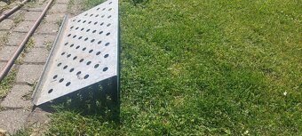 Darujem kovový stojan na topanky Ikea - 2