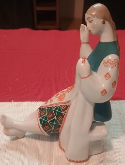Porcelánová soška dievča ktoré vyšívá - 2