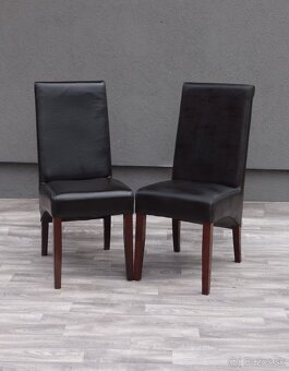 Set čiernych kožených stoličiek ( 2 ks ) . - 2