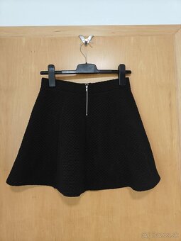 Áčková čierna sukňa značky H&M - 2