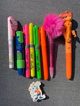 Perá, zvýrazňovače a gumy pre deti - 2