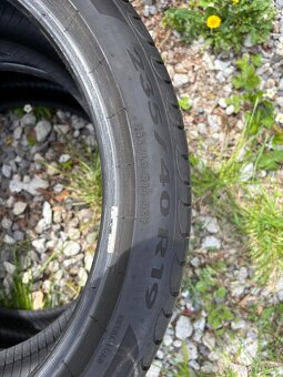 2 gumy Pirelli 235x40 r 19 , skoro nové - 2