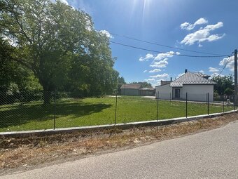 Rodinný dom s krásnym slnečným pozemkom o výmere 950 m2 v Bá - 2