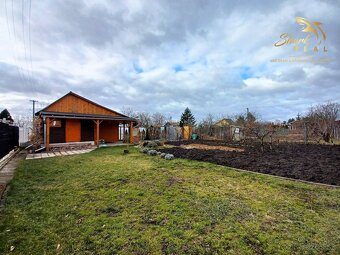 Záhrada s chatkou na okraji mesta / Levice. - 2