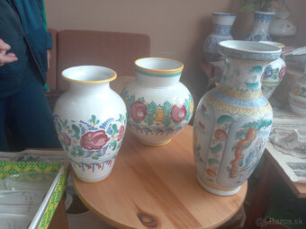 Vázy, keramika a heligonka v kufriku - 2