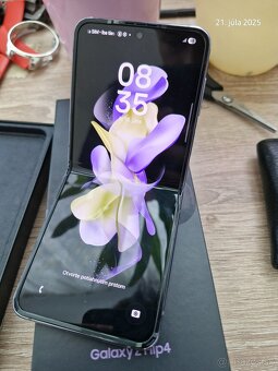 Samsung Galaxy z flip4 - 2