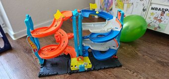 Hot wheels garaz + draha + auticka - 2