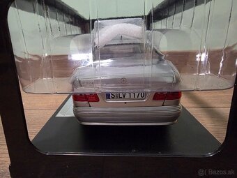 Mercedes Benz E320 W210 E-Klasse Model 1:18 - 2
