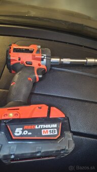 Milwaukee FUEL Razový uťahovak - 2