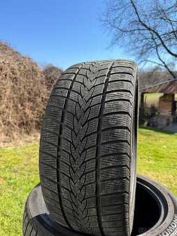 245/40 R18 - 2