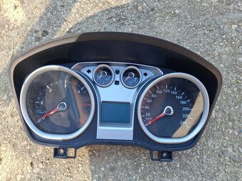 Prístrojový panel, budíky, tachometer. - 2