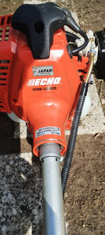 Benzínový japonský krovinorez a vyžínač ECHO SRM-222ES. - 2
