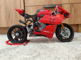 LEGO Technic Ducati Panigale V4 (42107) – kompletný model - 2