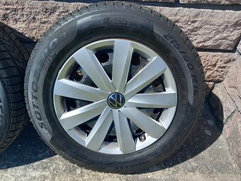 Predám zimné komplety VW 215/60 R16 s pneu Pirelli,puklicami - 2