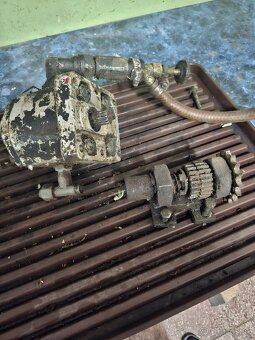 Hydraulické čerpadlo,piest a ovládanie - 2