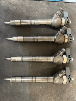 Vstrekovače 03L130277J - 2