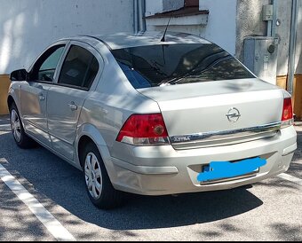 Opel astra h sedan 1,6 85kw - 2