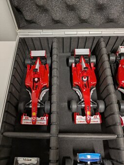 Autíčka 1:32 Carrera Formula 1 na autodráhu - 2