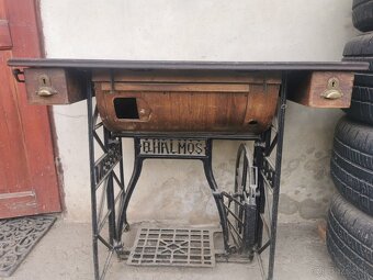 Predám starý šijací stroj zn. BHALMOS. - 2