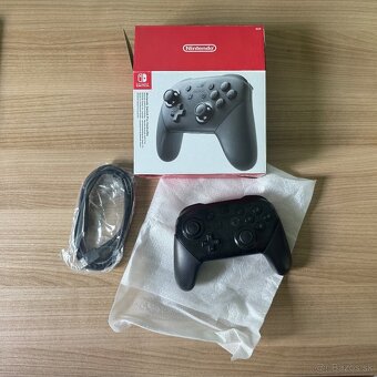 Nintendo Switch Pro Controller - 2