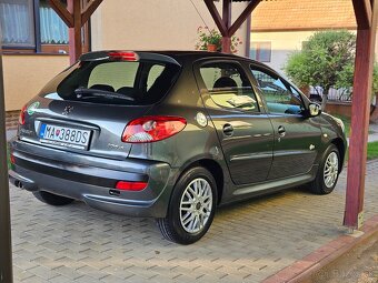 Peugeot 206+ 2012 1.4 benzín - 2
