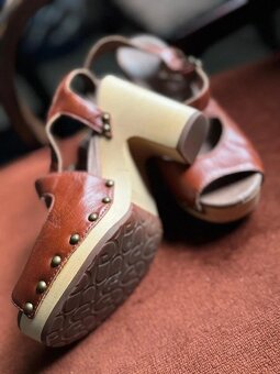 nové drevákové sandálky UGG veľ. 36 - 2