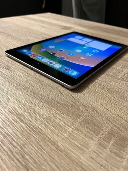 9.7” tablet iPad 5.generacia 128GB Space Gray TOP stav - 2