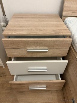 Nočný stolík dub/biela - 2