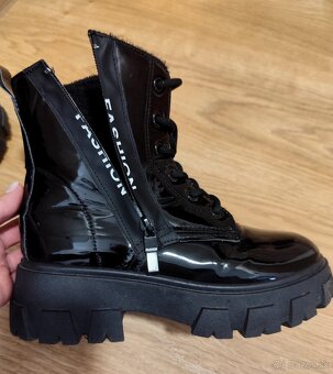 Dámske lesklé prechodné topánky - 2