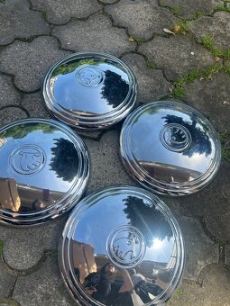 Chrómové puklice na Škoda 1000 - 2