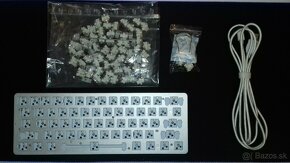 Glorious GMMK Compact 1. gen (Biela) - 2