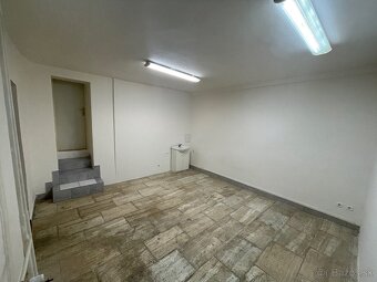 Priestor na prízemí na Mäsiarskej ul. – 26 m2 s umývadlom - 2