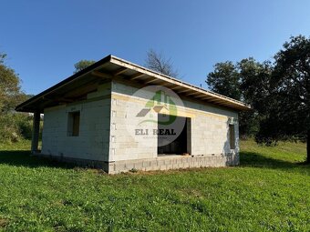 Predaj 3-izbového bungalovu s veľkým pozemkom v srdci prírod - 2