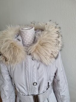 bledošedá luxusná bunda Kara s pravou kožušinou M - 2