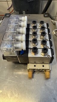 pneumatický ventilový blok s 5 elektro ventilmi - 2
