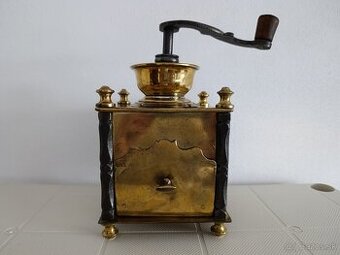 Krásný starožitný mlyncek na kavu, ručně kované sloupky. - 2