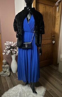 Bundička z umelej kožušiny a krátkymi rukávmi - 2