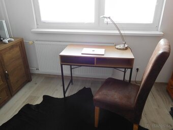 Písací stol, čalunené stoličky, koža hovazia na zem, - 2