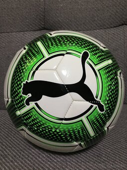 Futbalové lopty Adidas a Puma - 2