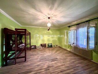 Ponúkame Vám na predaj rodinný dom s veľkým pozemkom v meste - 2