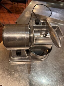 Strúhač na tvrdý syr/parmezán - 2