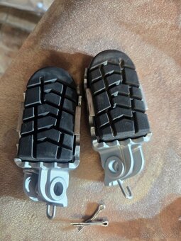 KTM 890 ADV stupačky originálne - 2