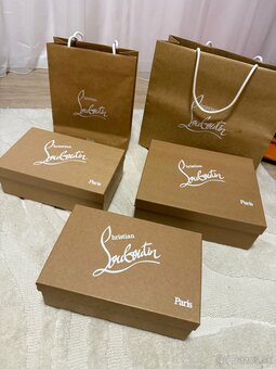 Louboutin krabice a tašk - 2