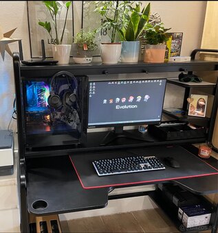 Komplet PC a príslušenstvo + stôl. - 2