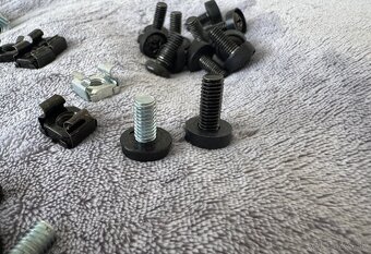 OEM M6 na 19" rozvádzače - 2