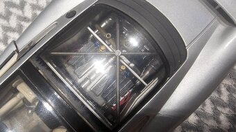 Model 1:18 Jaguar XJ220 - 2