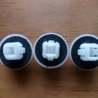 Plastové úchytky na Suzuki. - 2