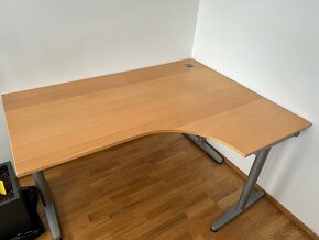 Predám písací, výškovo nastaviteľný stôl Ikea Galant - 2